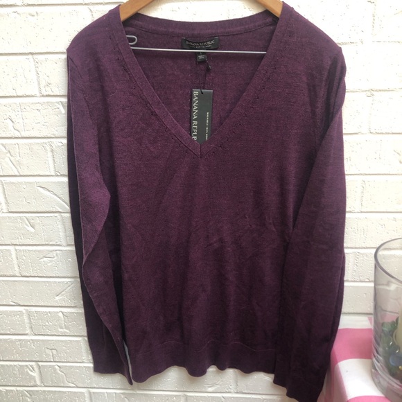 Banana Republic Sweaters - Banana Republic women’s merino wool vneck sweater size l